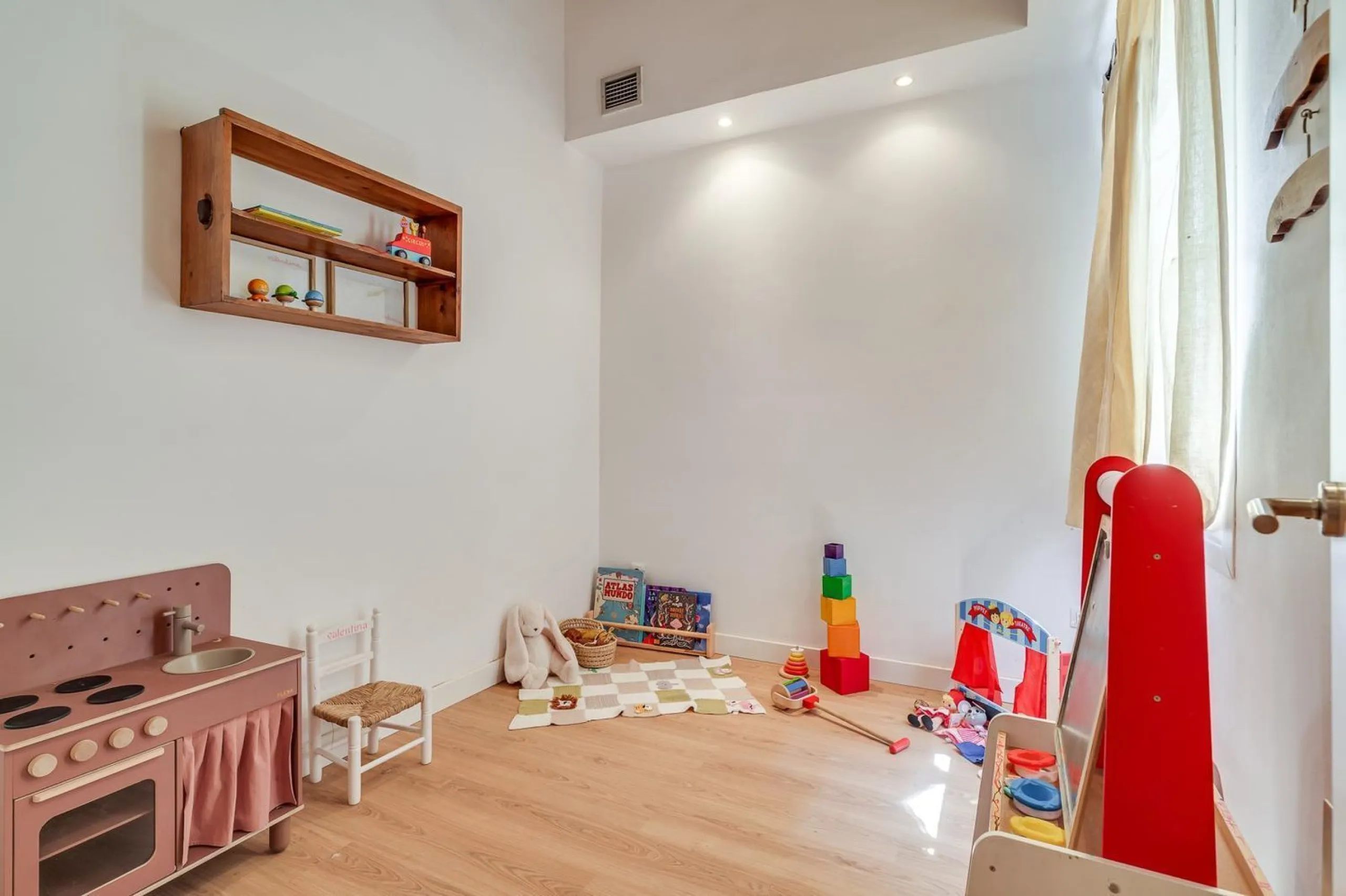 Charming Penthouse with Terrace in Eixample – Barcelona