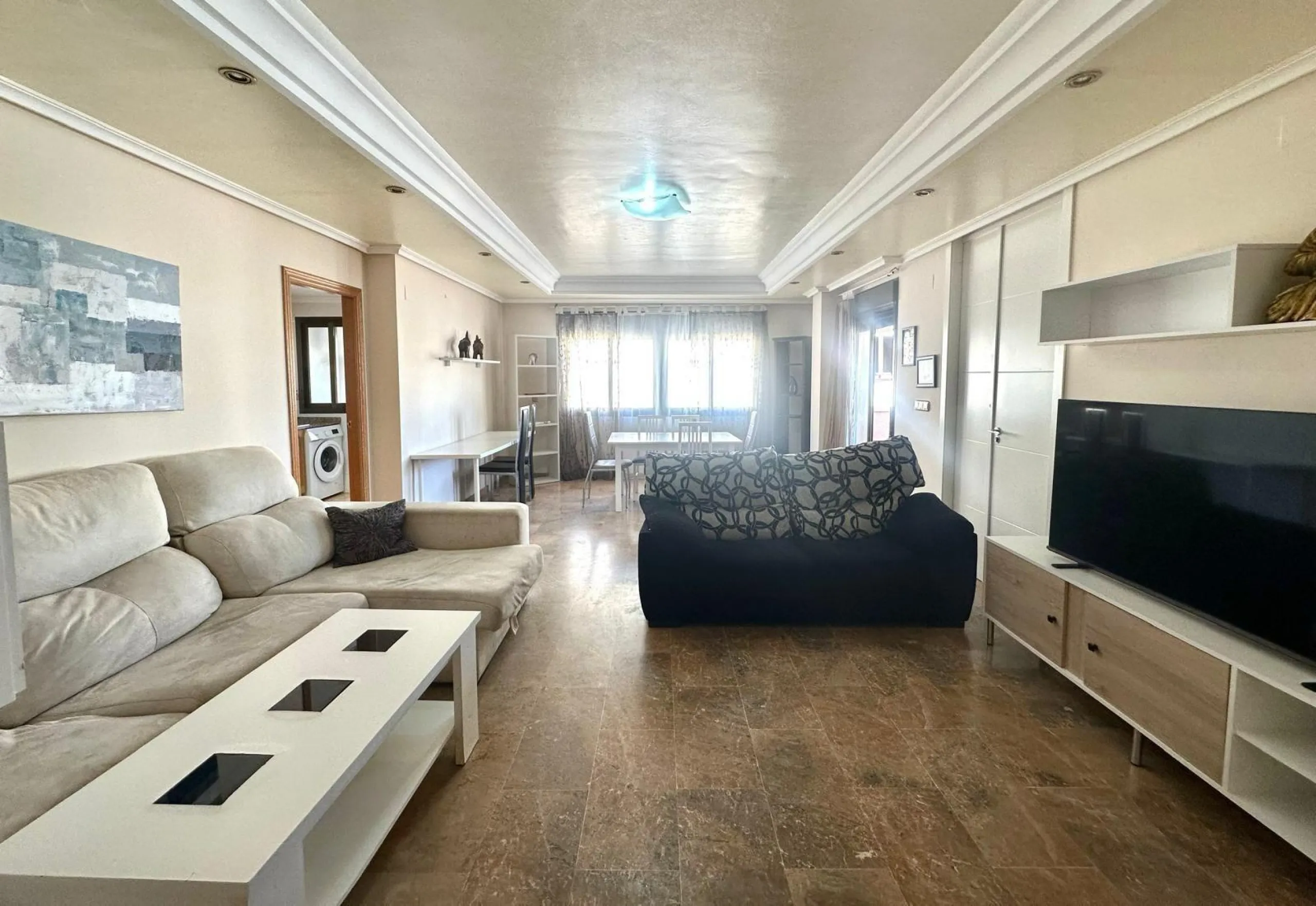 GRANDE APARTAMENTO DE 4 DORM. 2 BAÑOS. A 400 METROS DEL PUERT0 DE TORREVIEJA CON 130 M2. Y GRAN TERRAZA.