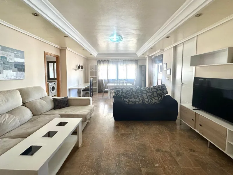 GRANDE APARTAMENTO DE 4 DORM. 2 BAÑOS. A 400 METROS DEL PUERT0 DE TORREVIEJA CON 130 M2. Y GRAN TERRAZA.