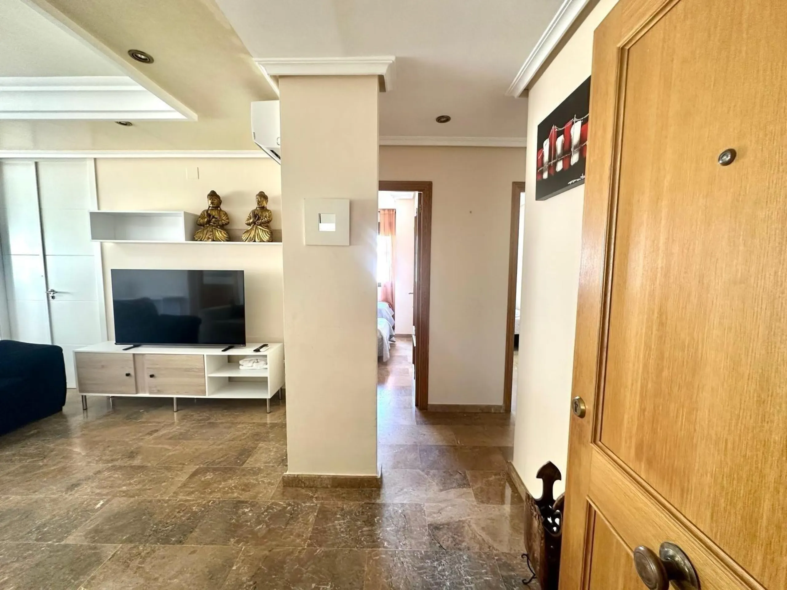 GRANDE APARTAMENTO DE 4 DORM. 2 BAÑOS. A 400 METROS DEL PUERT0 DE TORREVIEJA CON 130 M2. Y GRAN TERRAZA.