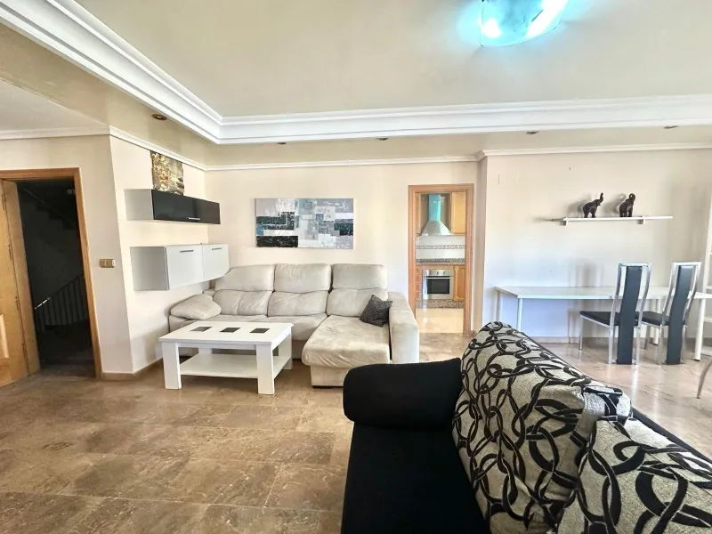 GRANDE APARTAMENTO DE 4 DORM. 2 BAÑOS. A 400 METROS DEL PUERT0 DE TORREVIEJA CON 130 M2. Y GRAN TERRAZA.