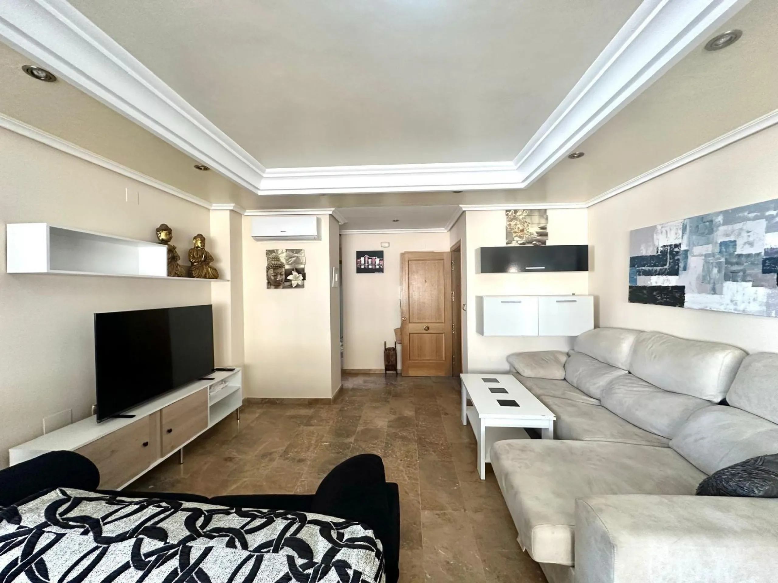 GRANDE APARTAMENTO DE 4 DORM. 2 BAÑOS. A 400 METROS DEL PUERT0 DE TORREVIEJA CON 130 M2. Y GRAN TERRAZA.