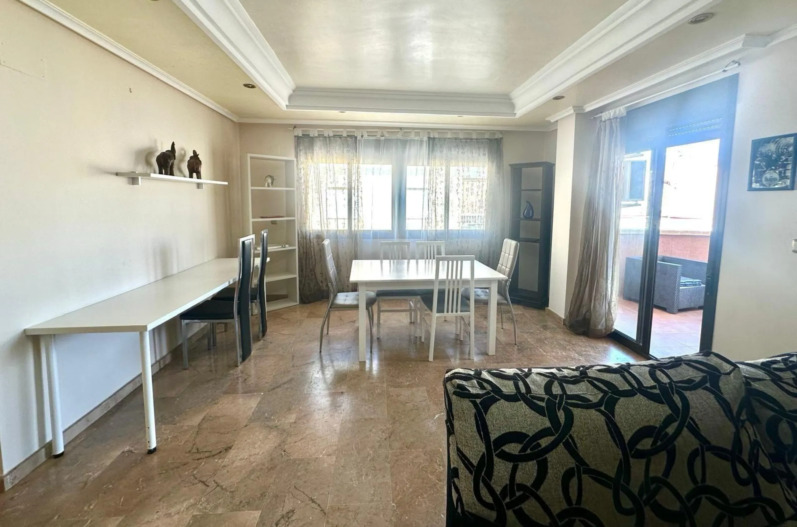 GRANDE APARTAMENTO DE 4 DORM. 2 BAÑOS. A 400 METROS DEL PUERT0 DE TORREVIEJA CON 130 M2. Y GRAN TERRAZA.