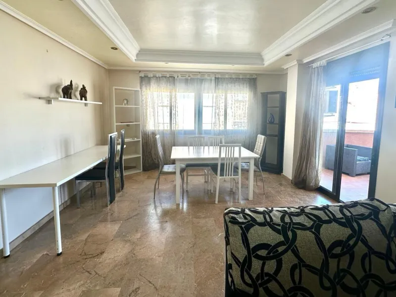 GRANDE APARTAMENTO DE 4 DORM. 2 BAÑOS. A 400 METROS DEL PUERT0 DE TORREVIEJA CON 130 M2. Y GRAN TERRAZA.