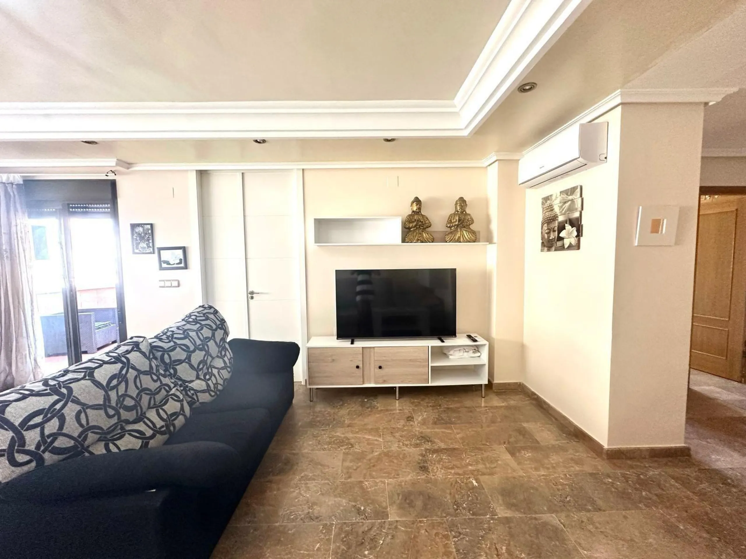 GRANDE APARTAMENTO DE 4 DORM. 2 BAÑOS. A 400 METROS DEL PUERT0 DE TORREVIEJA CON 130 M2. Y GRAN TERRAZA.