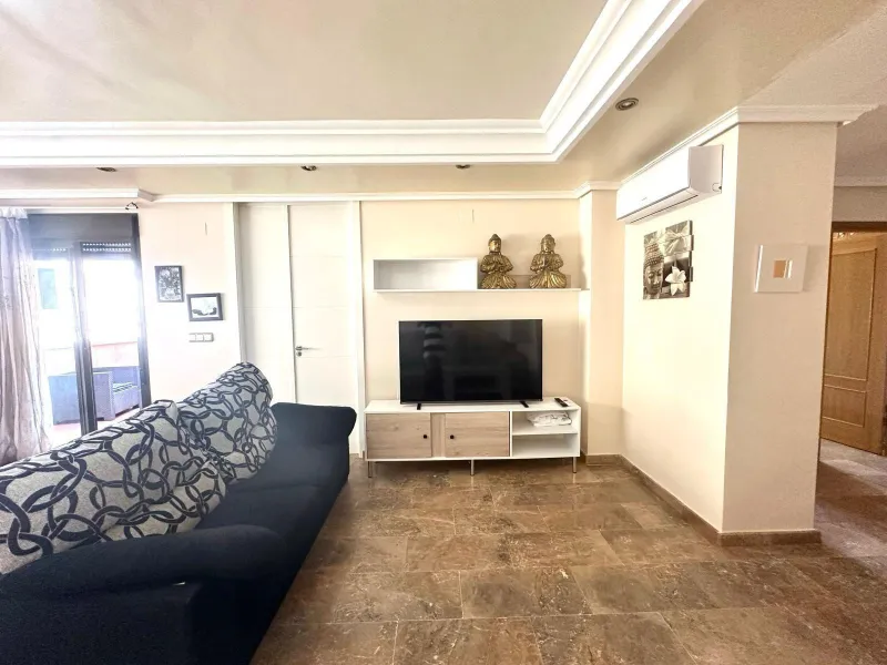 GRANDE APARTAMENTO DE 4 DORM. 2 BAÑOS. A 400 METROS DEL PUERT0 DE TORREVIEJA CON 130 M2. Y GRAN TERRAZA.