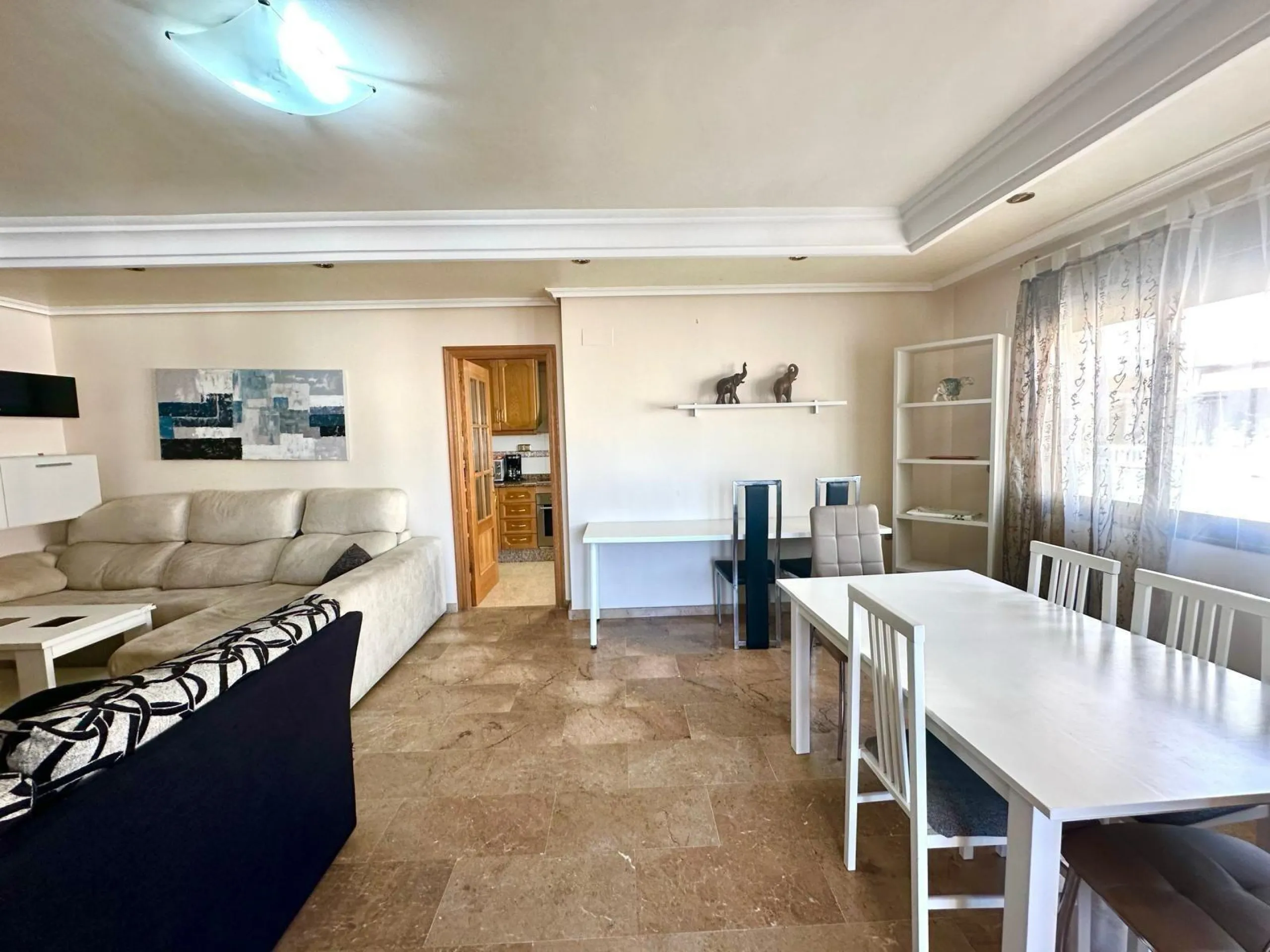 GRANDE APARTAMENTO DE 4 DORM. 2 BAÑOS. A 400 METROS DEL PUERT0 DE TORREVIEJA CON 130 M2. Y GRAN TERRAZA.