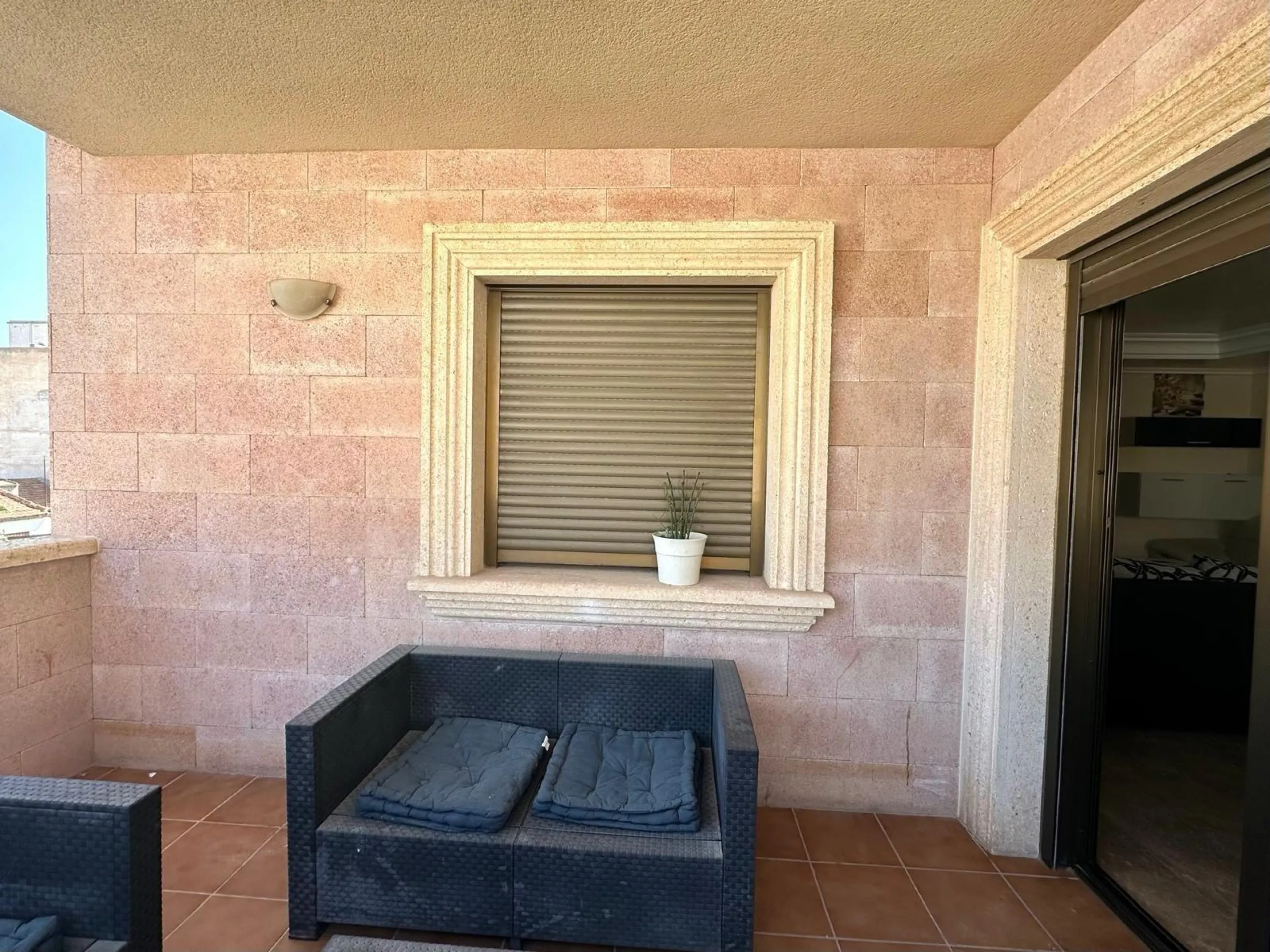 GRANDE APARTAMENTO DE 4 DORM. 2 BAÑOS. A 400 METROS DEL PUERT0 DE TORREVIEJA CON 130 M2. Y GRAN TERRAZA.