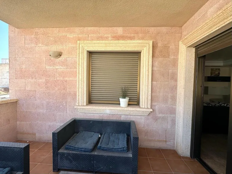 GRANDE APARTAMENTO DE 4 DORM. 2 BAÑOS. A 400 METROS DEL PUERT0 DE TORREVIEJA CON 130 M2. Y GRAN TERRAZA.