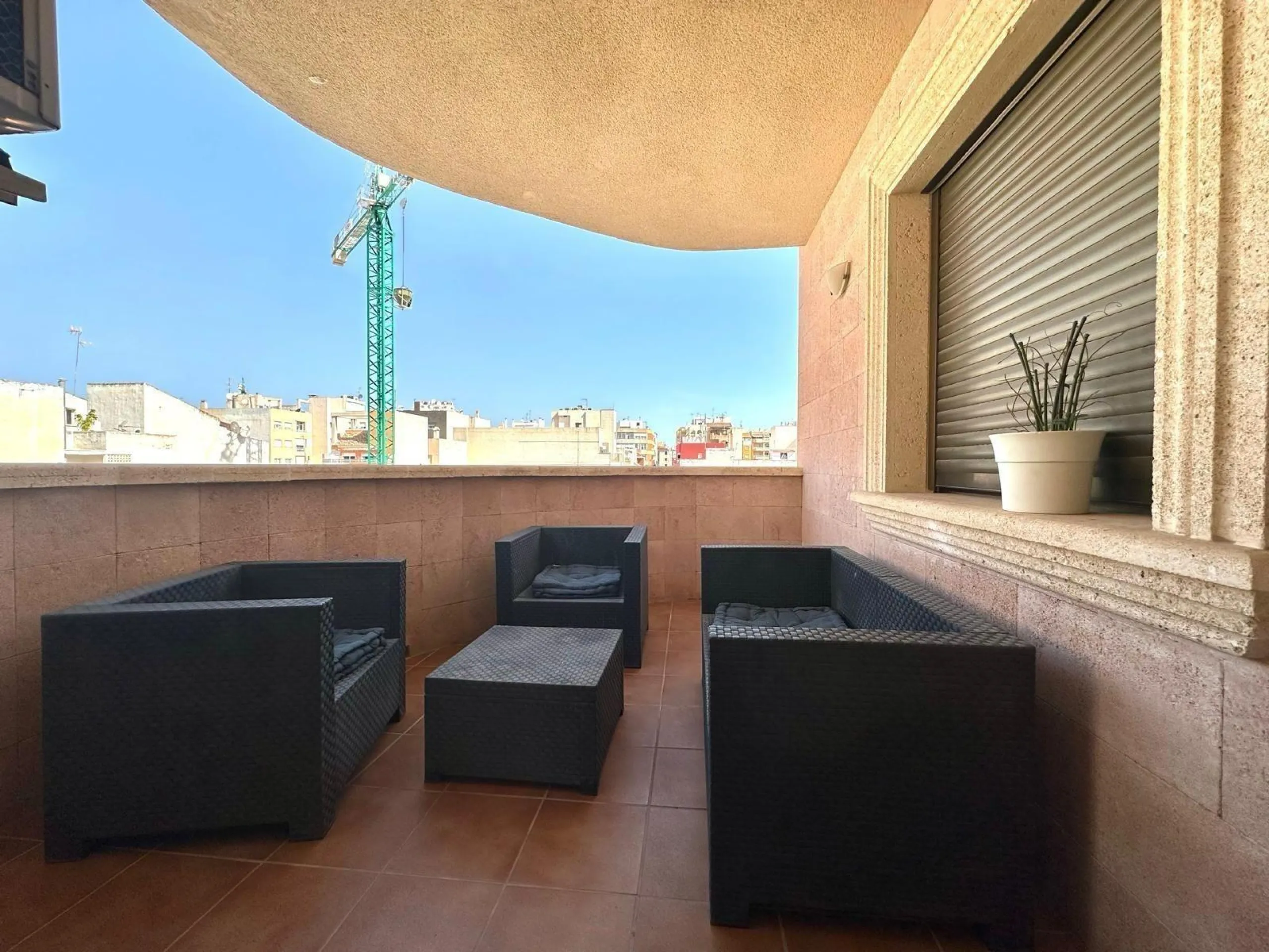 GRANDE APARTAMENTO DE 4 DORM. 2 BAÑOS. A 400 METROS DEL PUERT0 DE TORREVIEJA CON 130 M2. Y GRAN TERRAZA.
