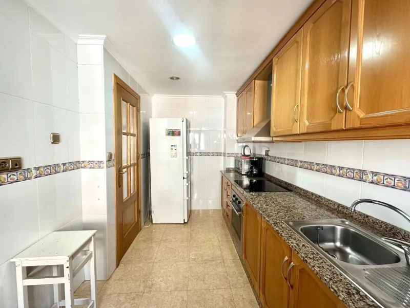 GRANDE APARTAMENTO DE 4 DORM. 2 BAÑOS. A 400 METROS DEL PUERT0 DE TORREVIEJA CON 130 M2. Y GRAN TERRAZA.