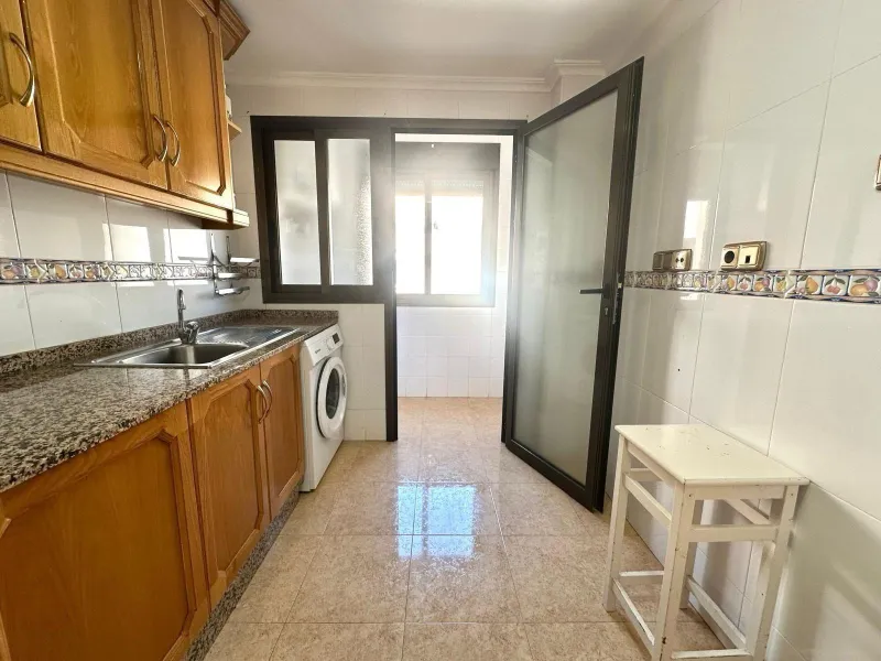 GRANDE APARTAMENTO DE 4 DORM. 2 BAÑOS. A 400 METROS DEL PUERT0 DE TORREVIEJA CON 130 M2. Y GRAN TERRAZA.