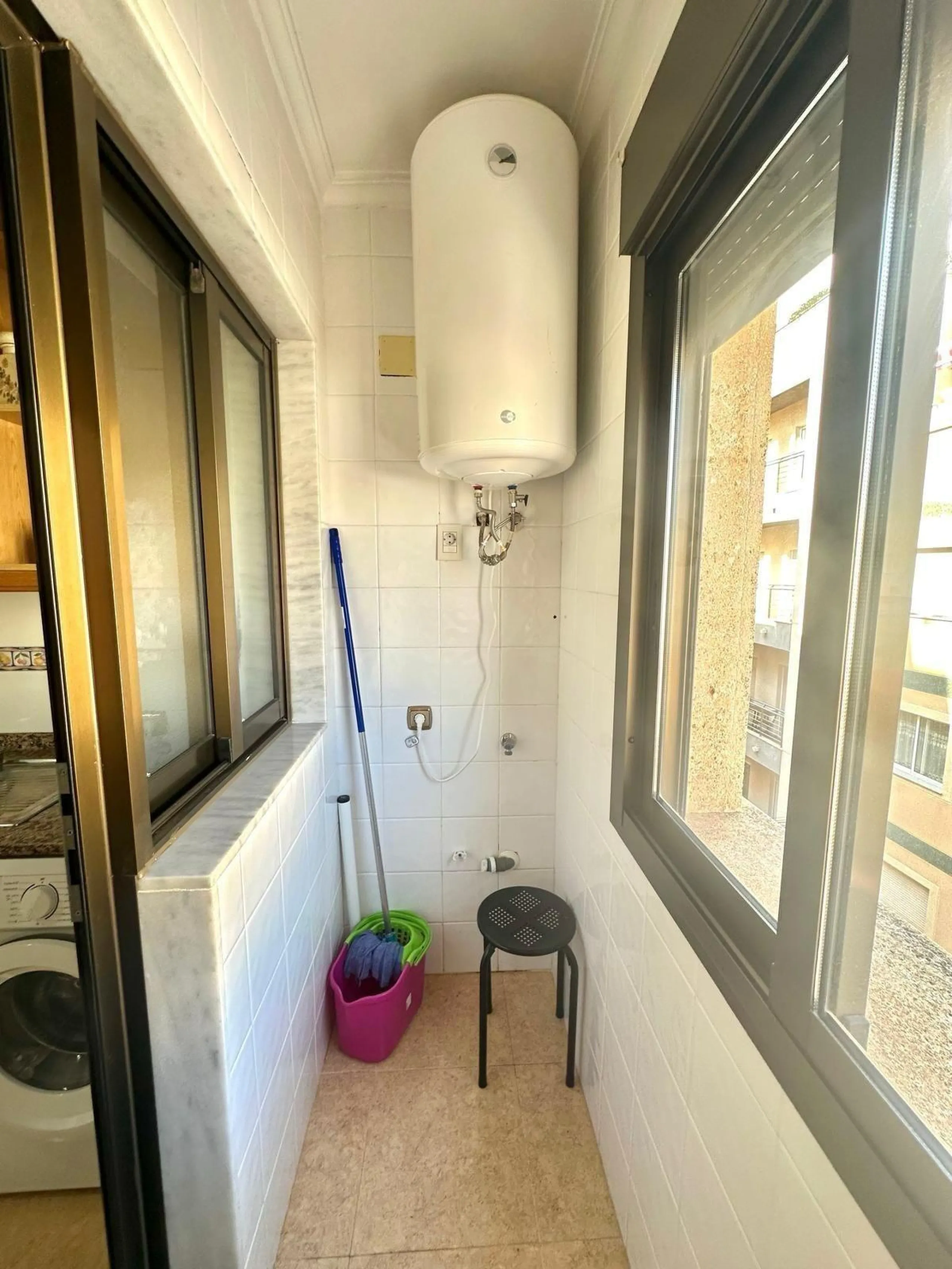 GRANDE APARTAMENTO DE 4 DORM. 2 BAÑOS. A 400 METROS DEL PUERT0 DE TORREVIEJA CON 130 M2. Y GRAN TERRAZA.