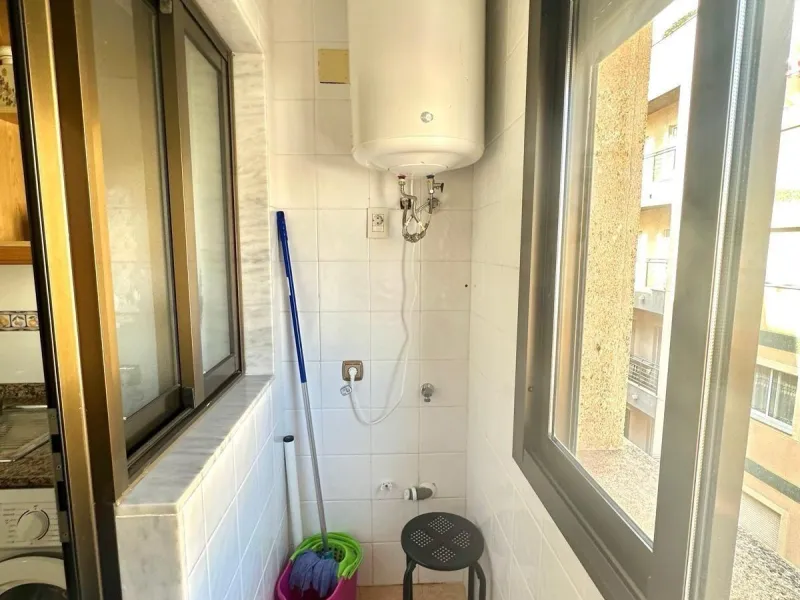 GRANDE APARTAMENTO DE 4 DORM. 2 BAÑOS. A 400 METROS DEL PUERT0 DE TORREVIEJA CON 130 M2. Y GRAN TERRAZA.
