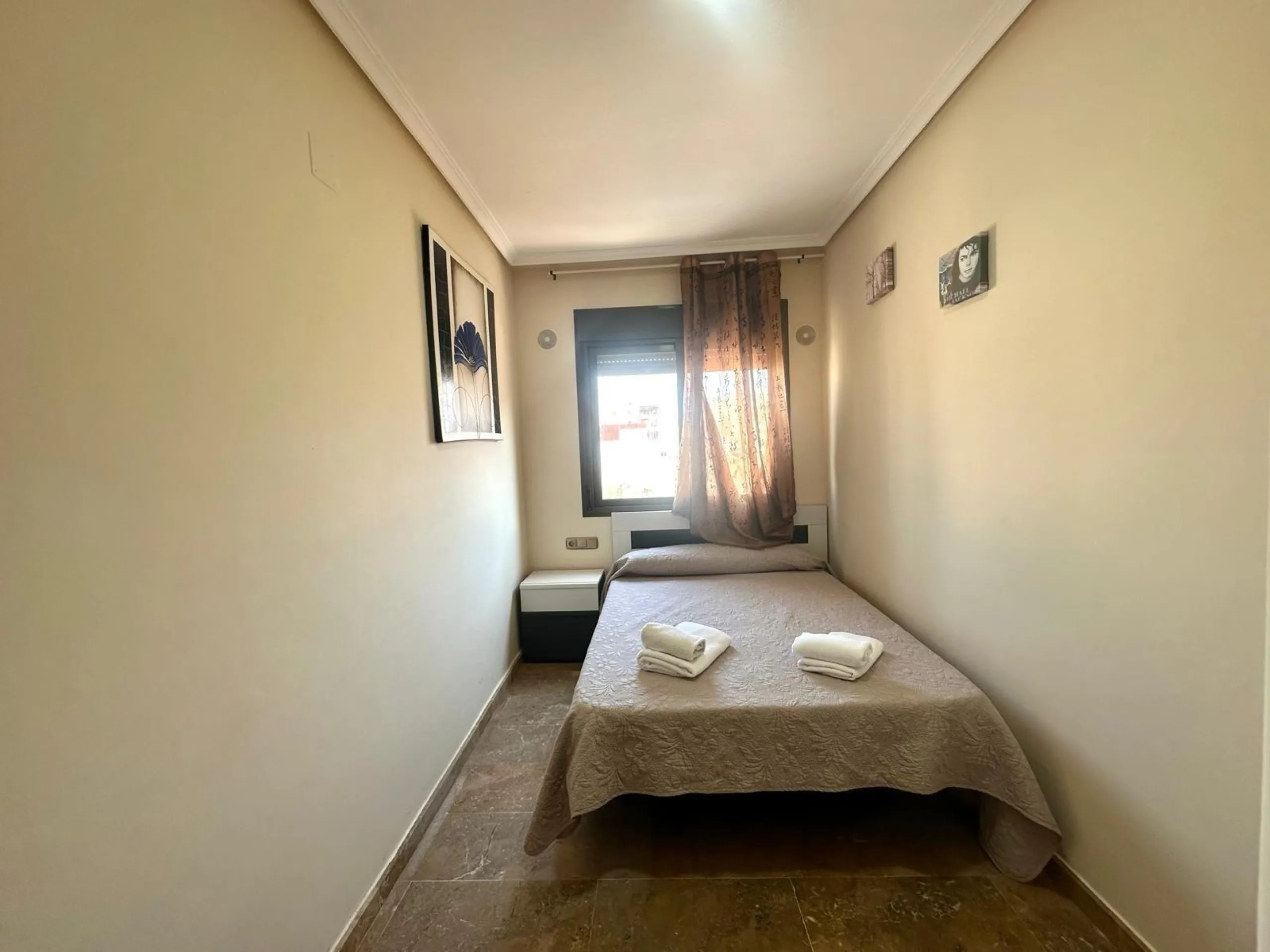 GRANDE APARTAMENTO DE 4 DORM. 2 BAÑOS. A 400 METROS DEL PUERT0 DE TORREVIEJA CON 130 M2. Y GRAN TERRAZA.
