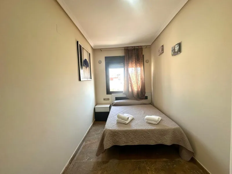 GRANDE APARTAMENTO DE 4 DORM. 2 BAÑOS. A 400 METROS DEL PUERT0 DE TORREVIEJA CON 130 M2. Y GRAN TERRAZA.