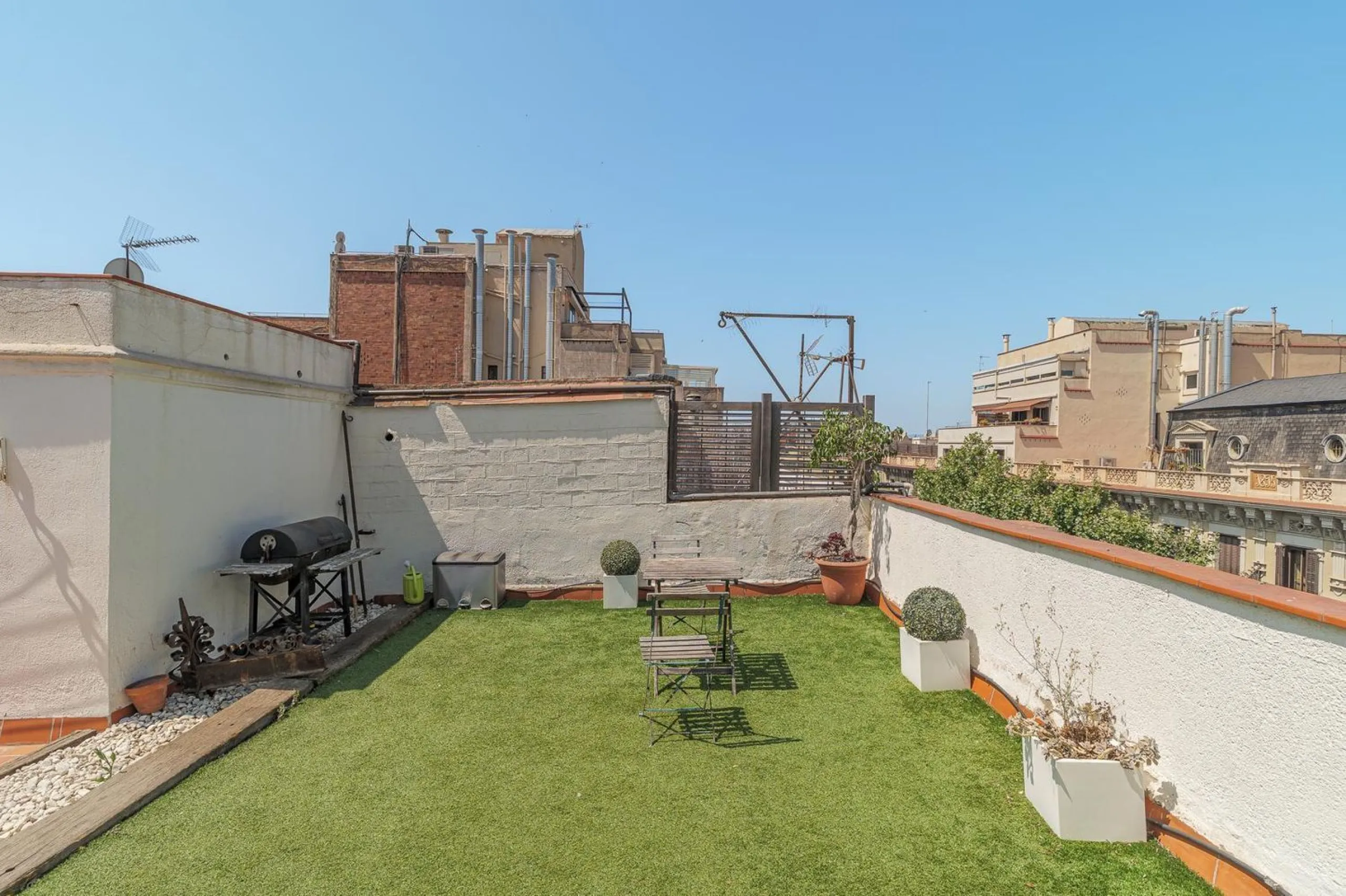 Charming Penthouse with Terrace in Eixample – Barcelona