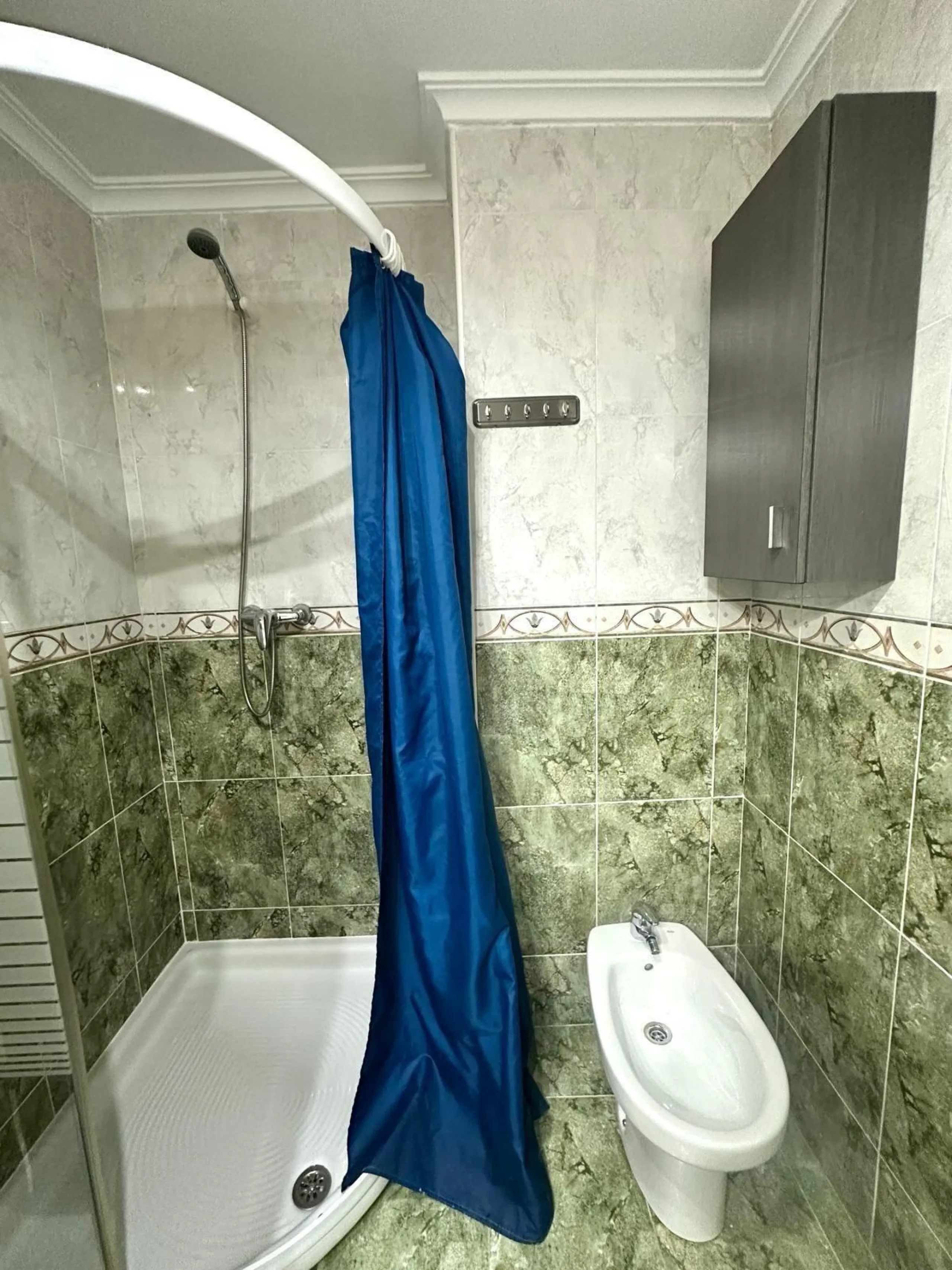 GRANDE APARTAMENTO DE 4 DORM. 2 BAÑOS. A 400 METROS DEL PUERT0 DE TORREVIEJA CON 130 M2. Y GRAN TERRAZA.
