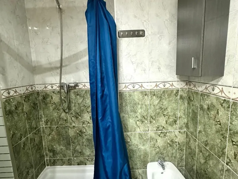 GRANDE APARTAMENTO DE 4 DORM. 2 BAÑOS. A 400 METROS DEL PUERT0 DE TORREVIEJA CON 130 M2. Y GRAN TERRAZA.