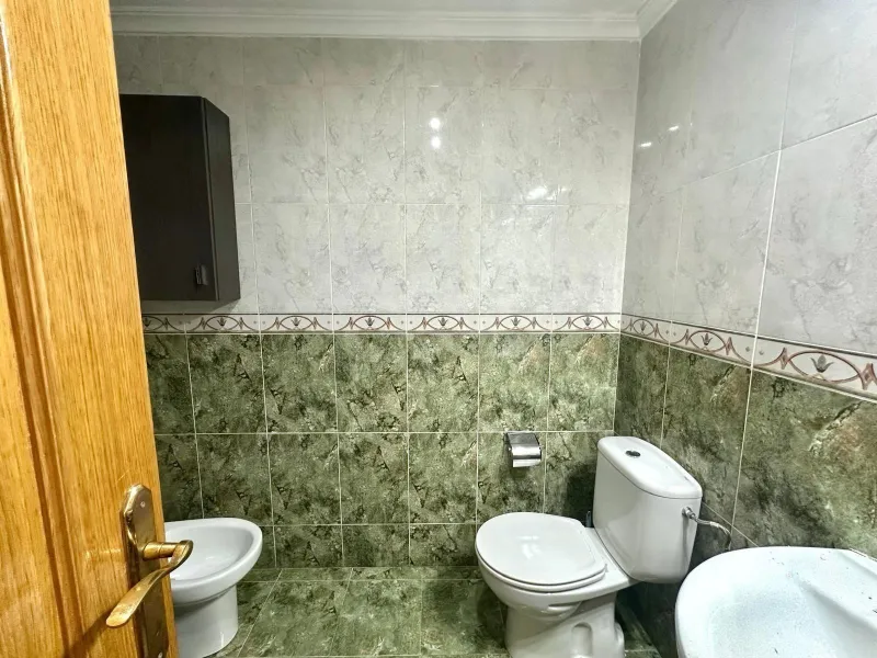 GRANDE APARTAMENTO DE 4 DORM. 2 BAÑOS. A 400 METROS DEL PUERT0 DE TORREVIEJA CON 130 M2. Y GRAN TERRAZA.