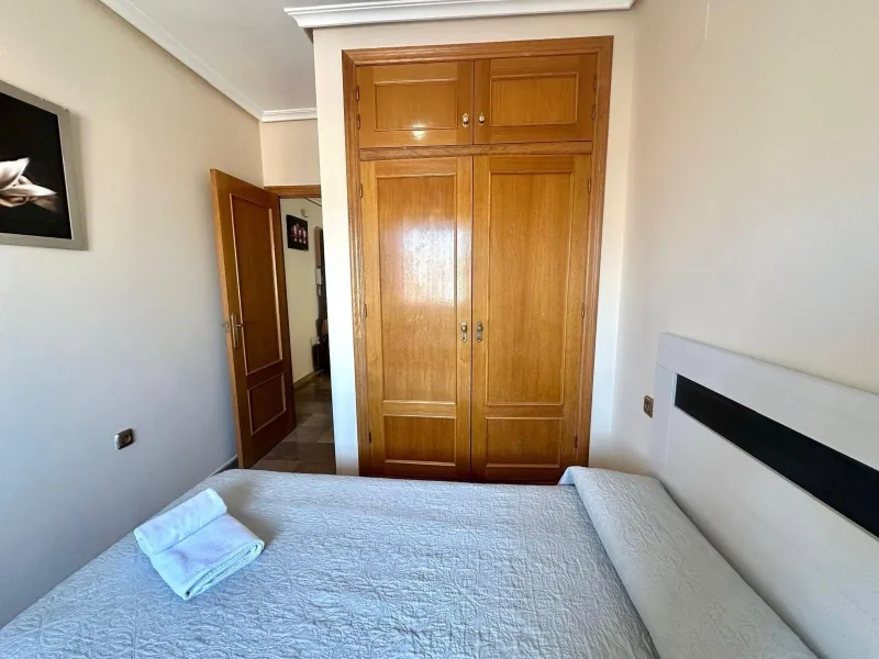 GRANDE APARTAMENTO DE 4 DORM. 2 BAÑOS. A 400 METROS DEL PUERT0 DE TORREVIEJA CON 130 M2. Y GRAN TERRAZA.