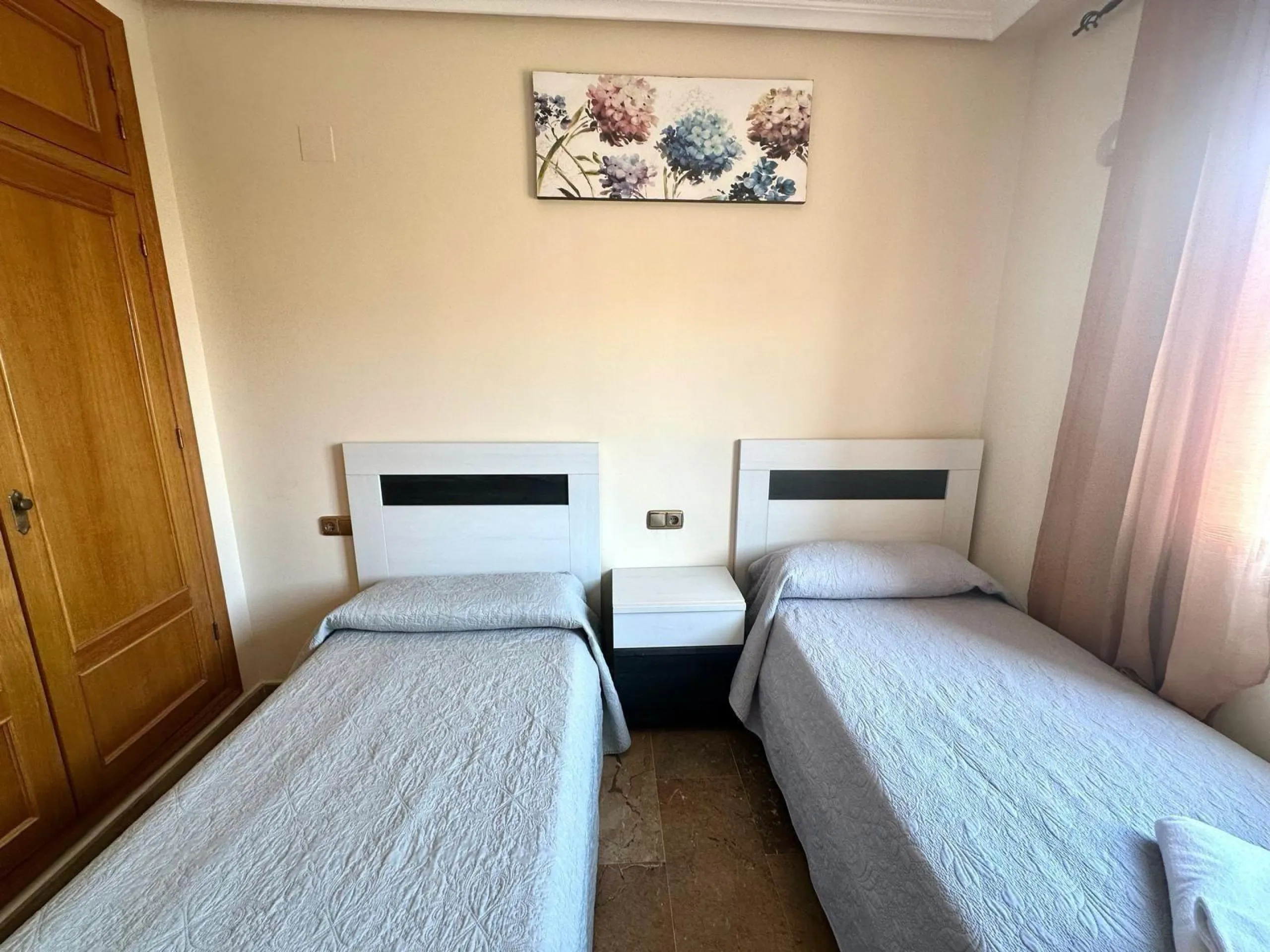 GRANDE APARTAMENTO DE 4 DORM. 2 BAÑOS. A 400 METROS DEL PUERT0 DE TORREVIEJA CON 130 M2. Y GRAN TERRAZA.