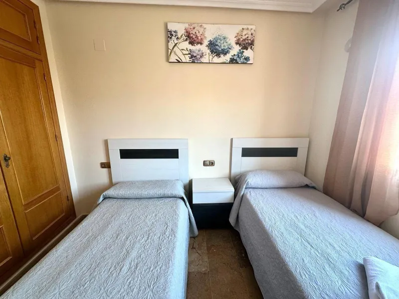 GRANDE APARTAMENTO DE 4 DORM. 2 BAÑOS. A 400 METROS DEL PUERT0 DE TORREVIEJA CON 130 M2. Y GRAN TERRAZA.