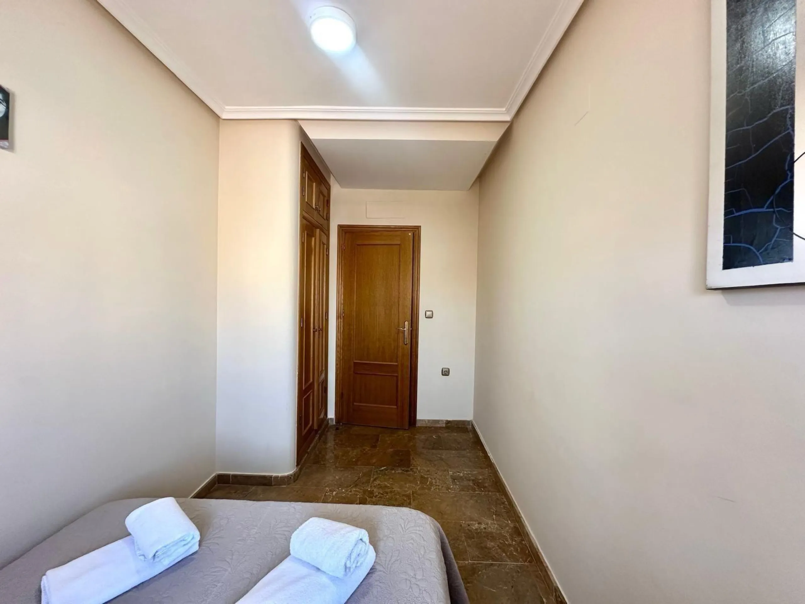 GRANDE APARTAMENTO DE 4 DORM. 2 BAÑOS. A 400 METROS DEL PUERT0 DE TORREVIEJA CON 130 M2. Y GRAN TERRAZA.