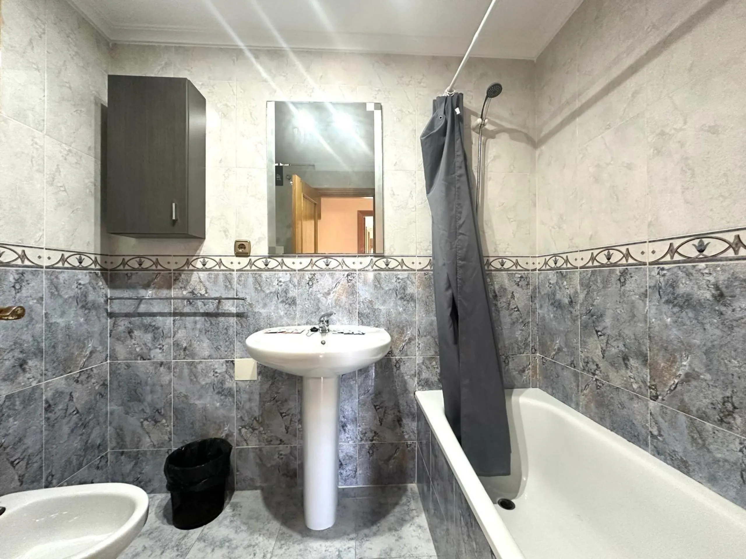 GRANDE APARTAMENTO DE 4 DORM. 2 BAÑOS. A 400 METROS DEL PUERT0 DE TORREVIEJA CON 130 M2. Y GRAN TERRAZA.