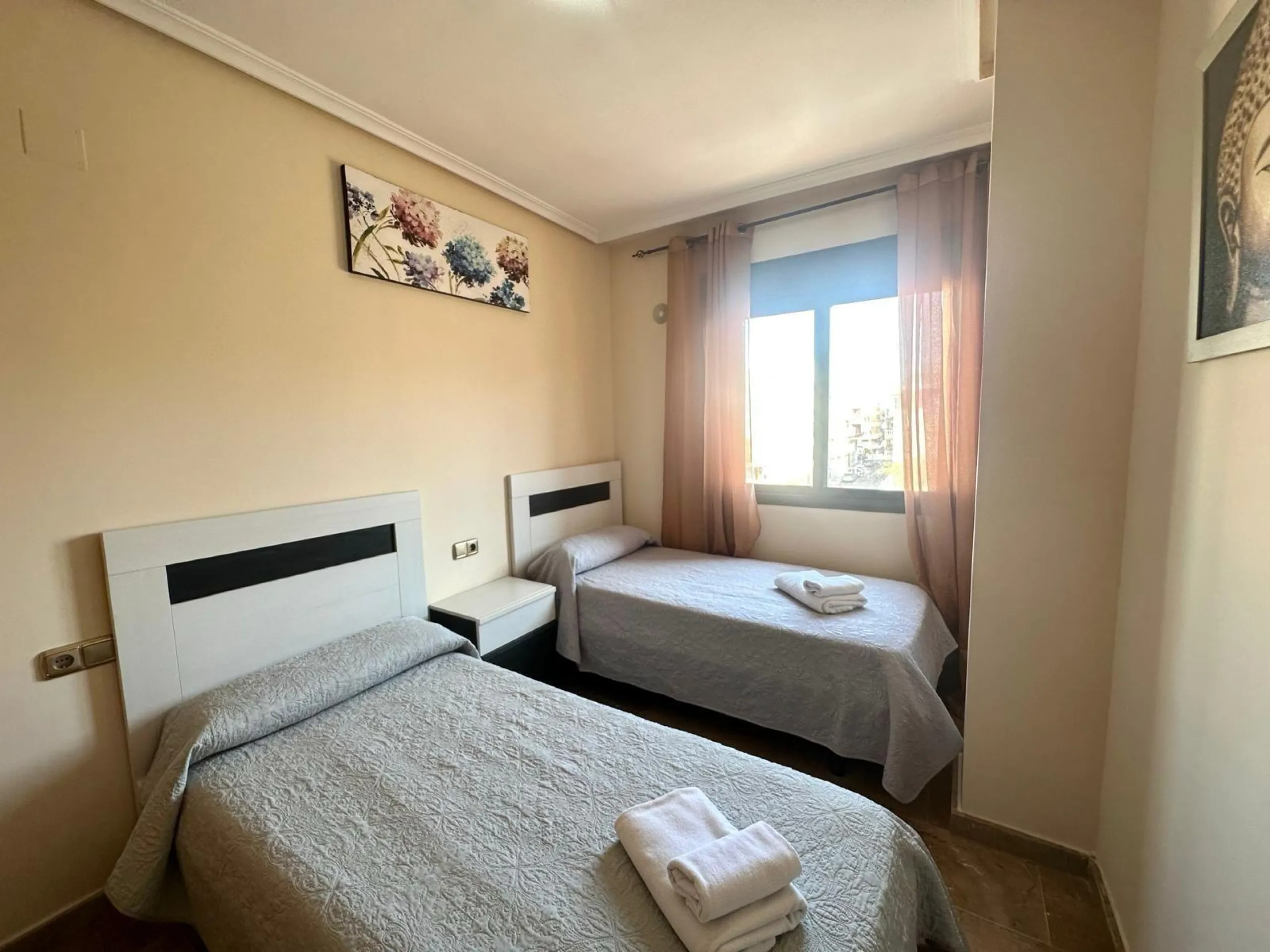GRANDE APARTAMENTO DE 4 DORM. 2 BAÑOS. A 400 METROS DEL PUERT0 DE TORREVIEJA CON 130 M2. Y GRAN TERRAZA.