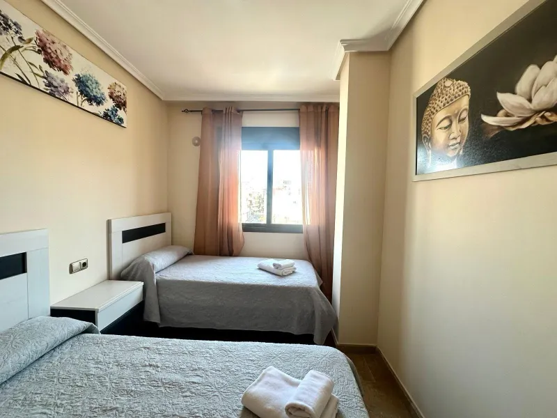 GRANDE APARTAMENTO DE 4 DORM. 2 BAÑOS. A 400 METROS DEL PUERT0 DE TORREVIEJA CON 130 M2. Y GRAN TERRAZA.