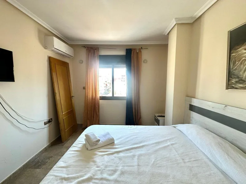GRANDE APARTAMENTO DE 4 DORM. 2 BAÑOS. A 400 METROS DEL PUERT0 DE TORREVIEJA CON 130 M2. Y GRAN TERRAZA.