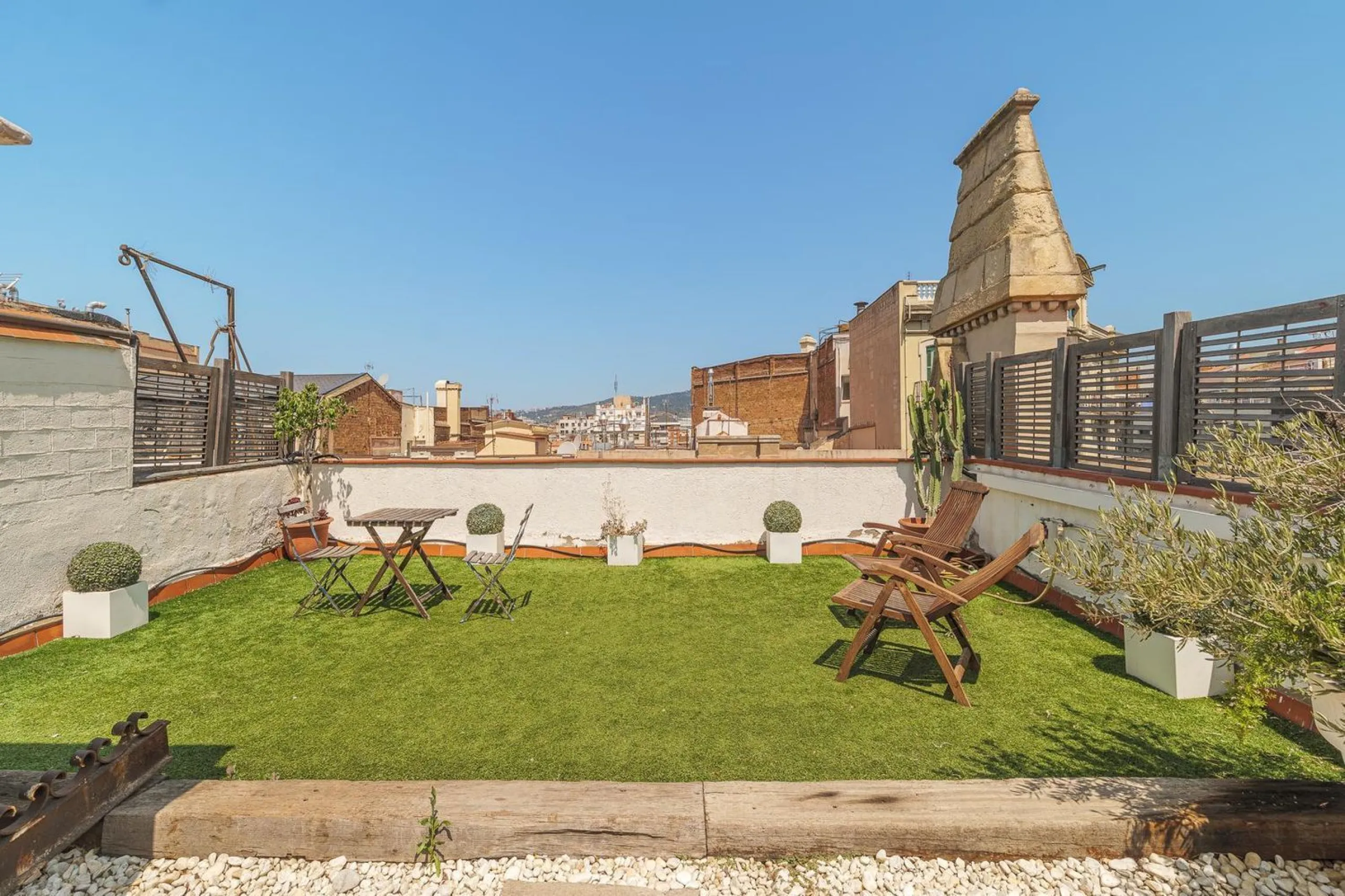 Charming Penthouse with Terrace in Eixample – Barcelona