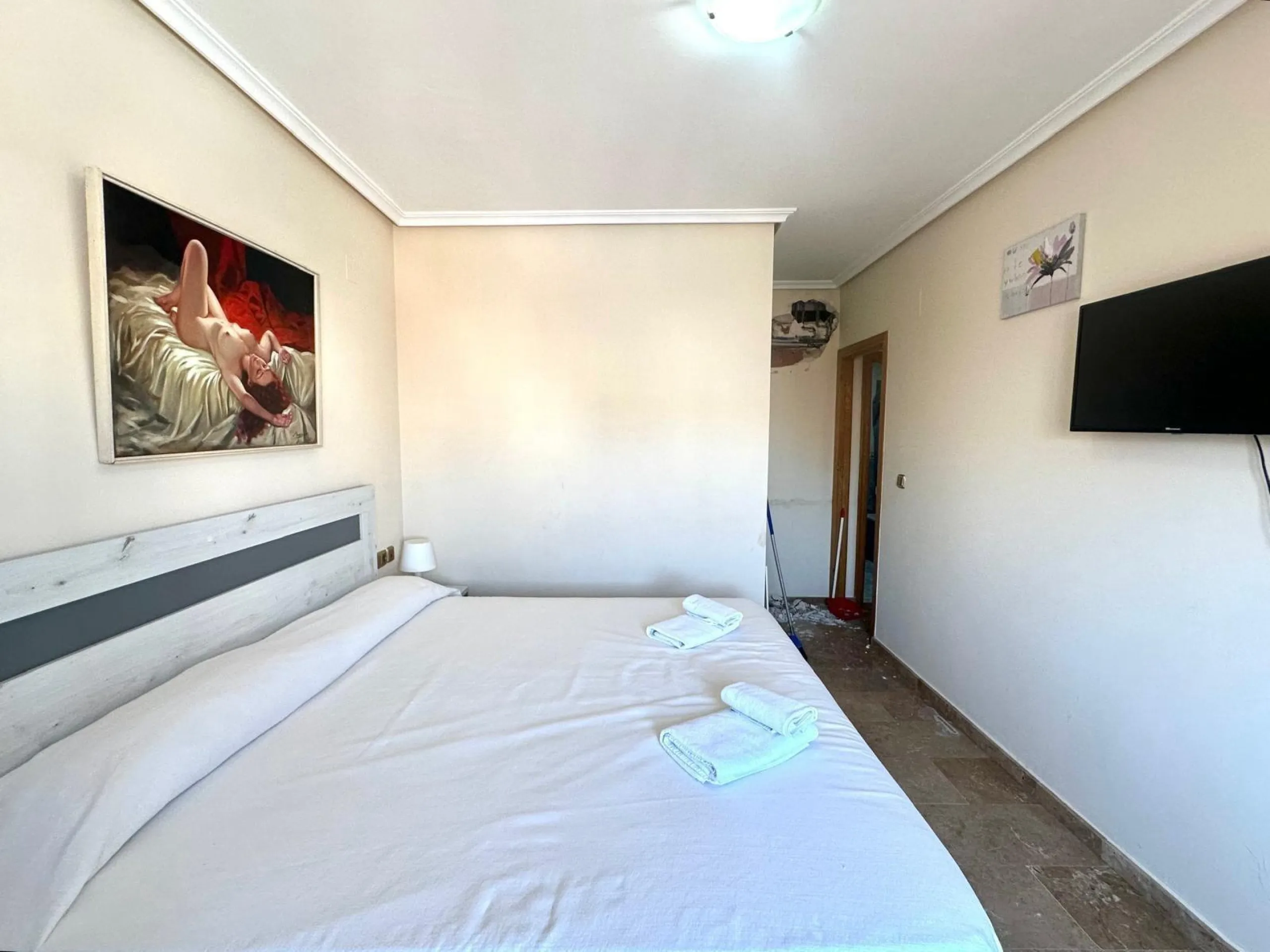 GRANDE APARTAMENTO DE 4 DORM. 2 BAÑOS. A 400 METROS DEL PUERT0 DE TORREVIEJA CON 130 M2. Y GRAN TERRAZA.