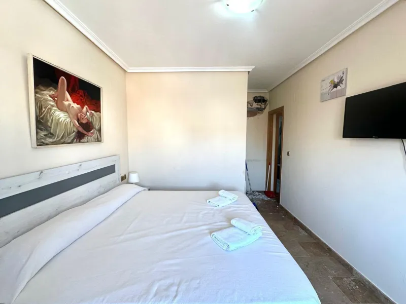 GRANDE APARTAMENTO DE 4 DORM. 2 BAÑOS. A 400 METROS DEL PUERT0 DE TORREVIEJA CON 130 M2. Y GRAN TERRAZA.