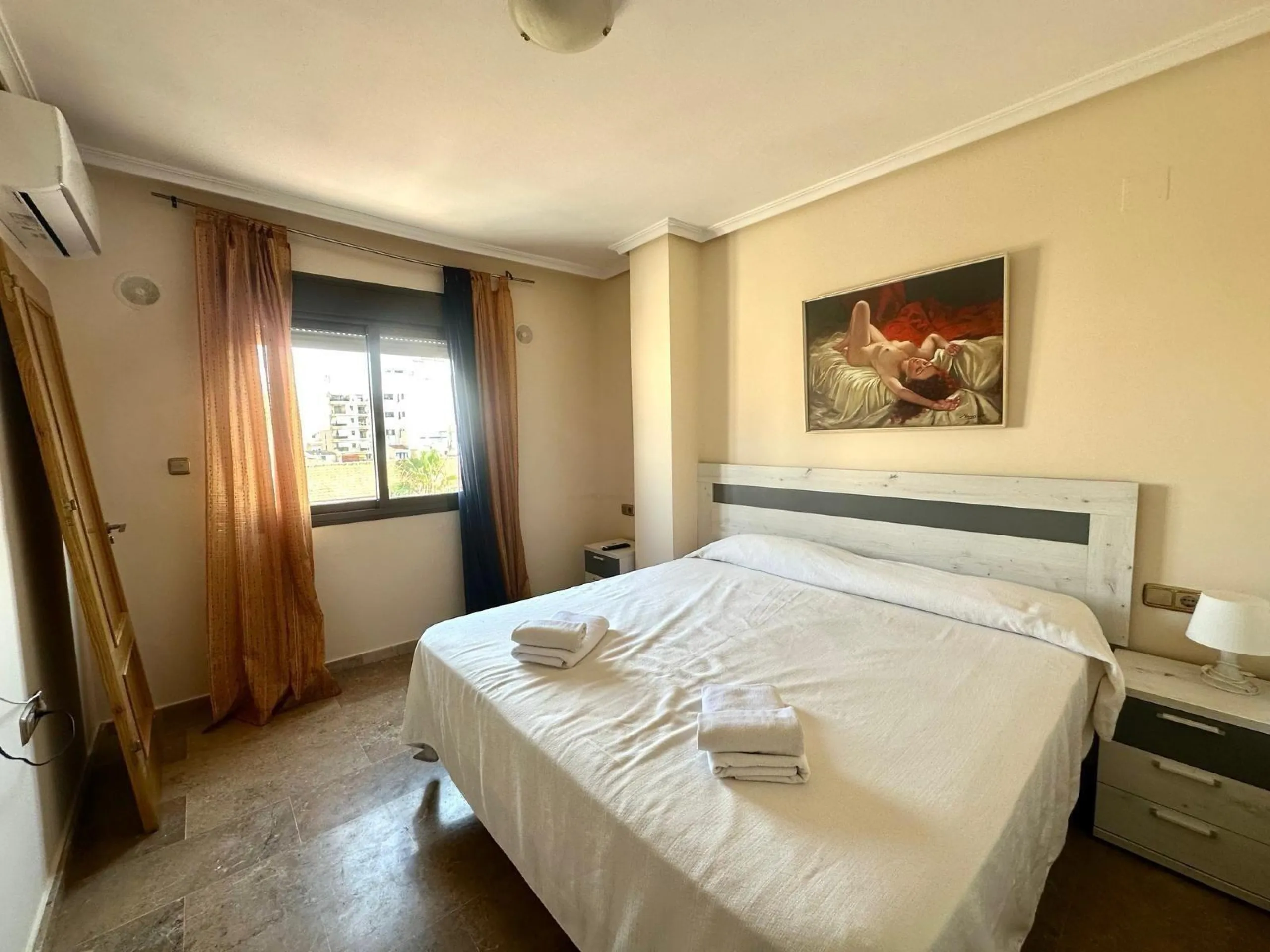 GRANDE APARTAMENTO DE 4 DORM. 2 BAÑOS. A 400 METROS DEL PUERT0 DE TORREVIEJA CON 130 M2. Y GRAN TERRAZA.