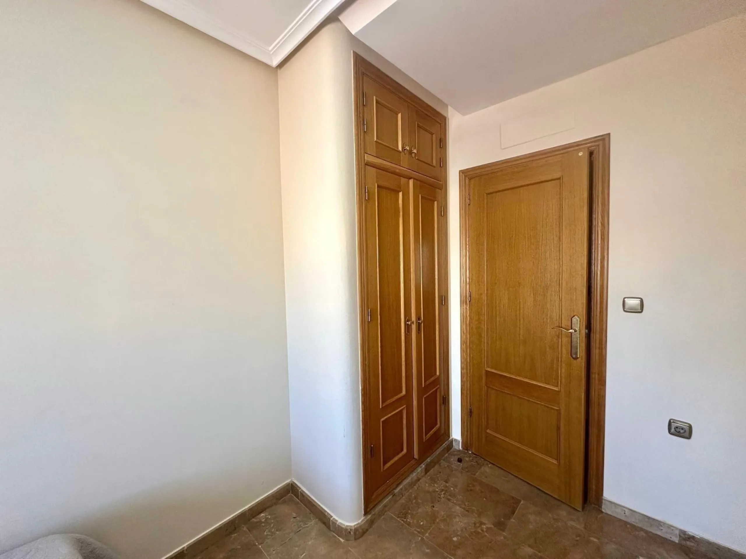 GRANDE APARTAMENTO DE 4 DORM. 2 BAÑOS. A 400 METROS DEL PUERT0 DE TORREVIEJA CON 130 M2. Y GRAN TERRAZA.