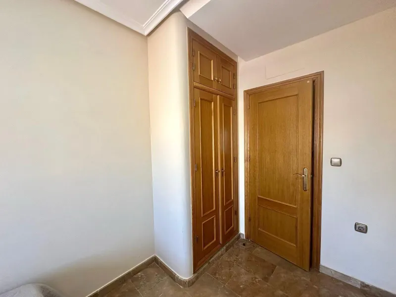 GRANDE APARTAMENTO DE 4 DORM. 2 BAÑOS. A 400 METROS DEL PUERT0 DE TORREVIEJA CON 130 M2. Y GRAN TERRAZA.