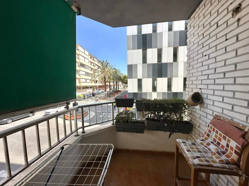 APARTAMENTO A 450 DEL PUERTO DE TORREVIEJA. 2 DORM. 2 BAÑOS. TERRAZA AMPLIA. 76 M2.