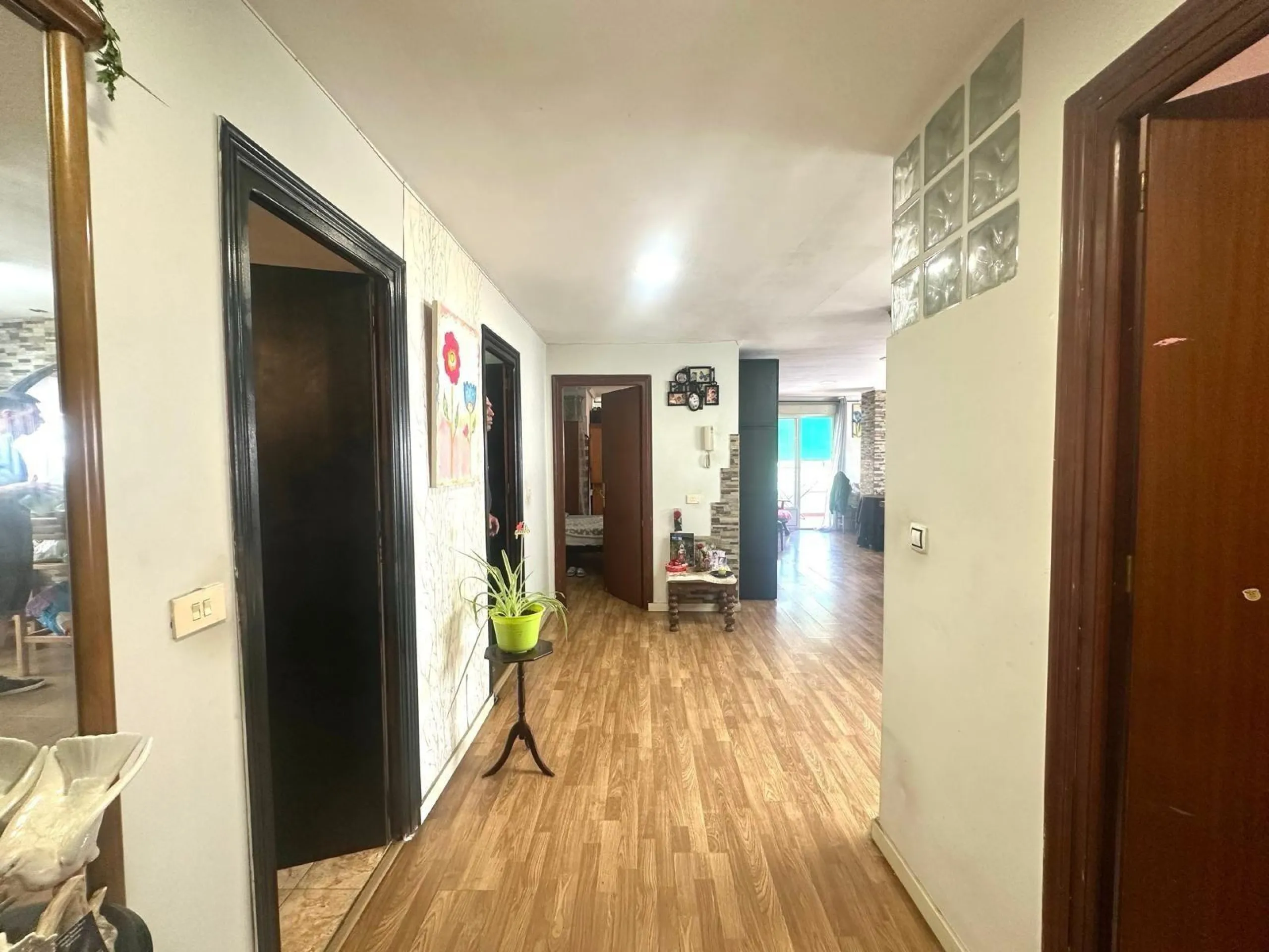 APARTAMENTO A 450 DEL PUERTO DE TORREVIEJA. 2 DORM. 2 BAÑOS. TERRAZA AMPLIA. 76 M2.