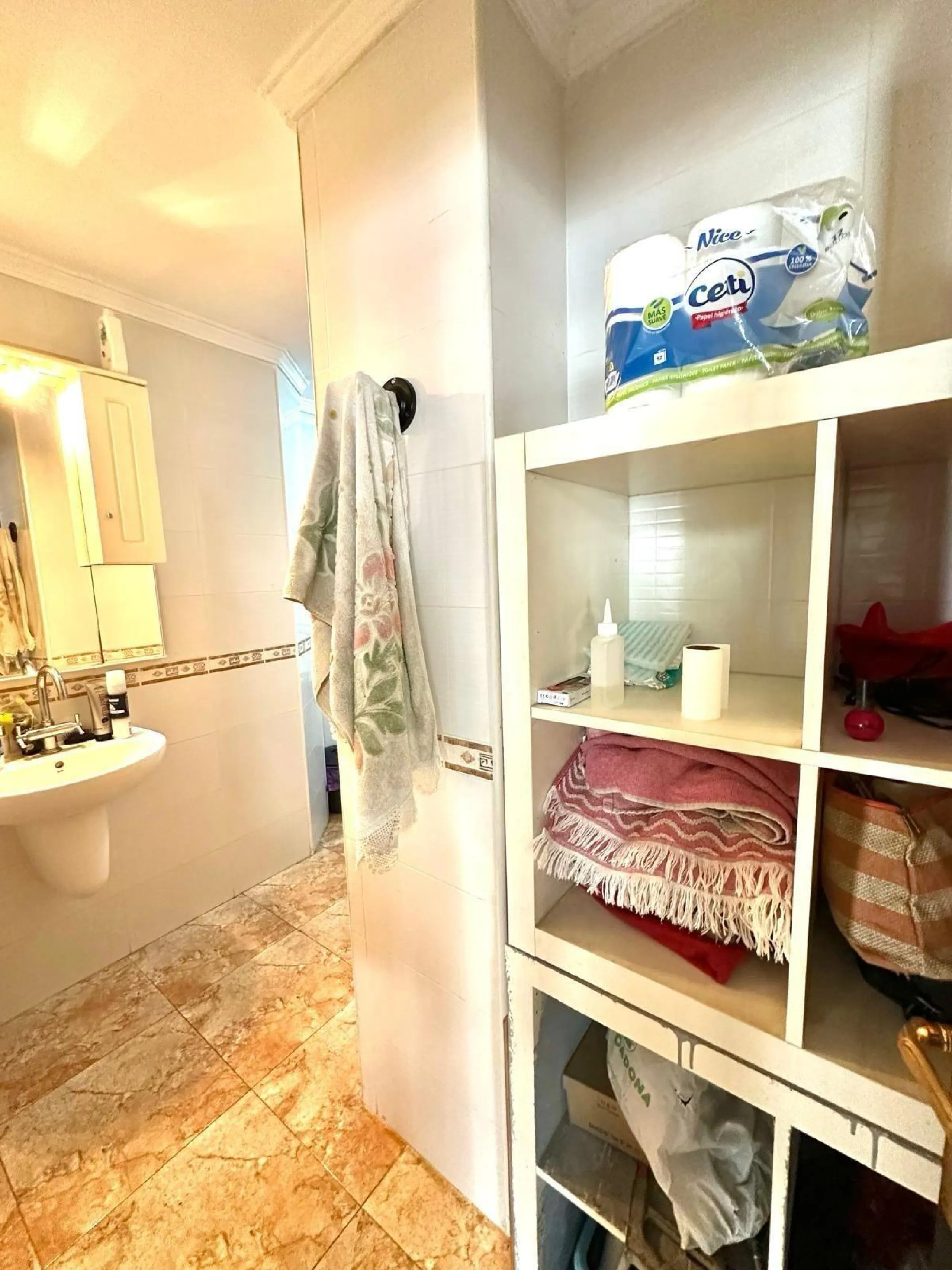APARTAMENTO A 450 DEL PUERTO DE TORREVIEJA. 2 DORM. 2 BAÑOS. TERRAZA AMPLIA. 76 M2.