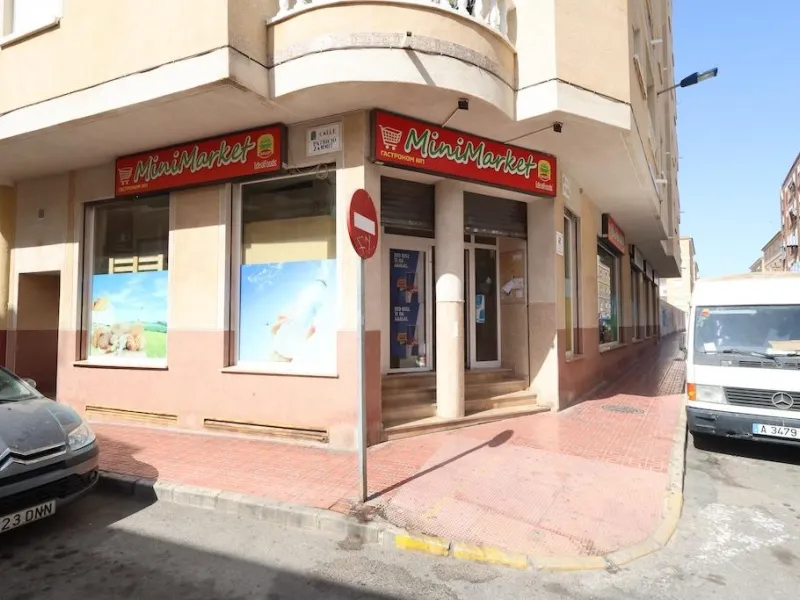 Commercial premises for sale in Torrevieja – Corner with great visibility and potential