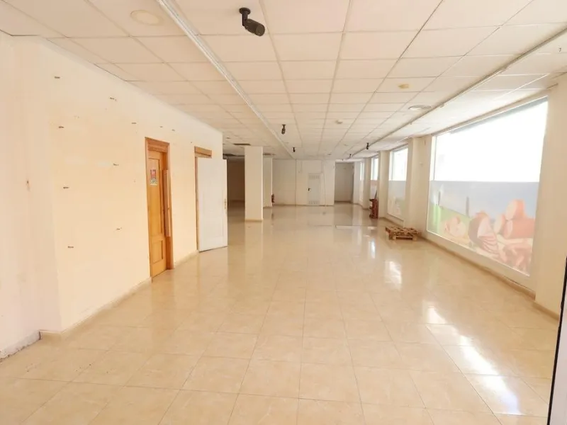 Commercial premises for sale in Torrevieja – Corner with great visibility and potential