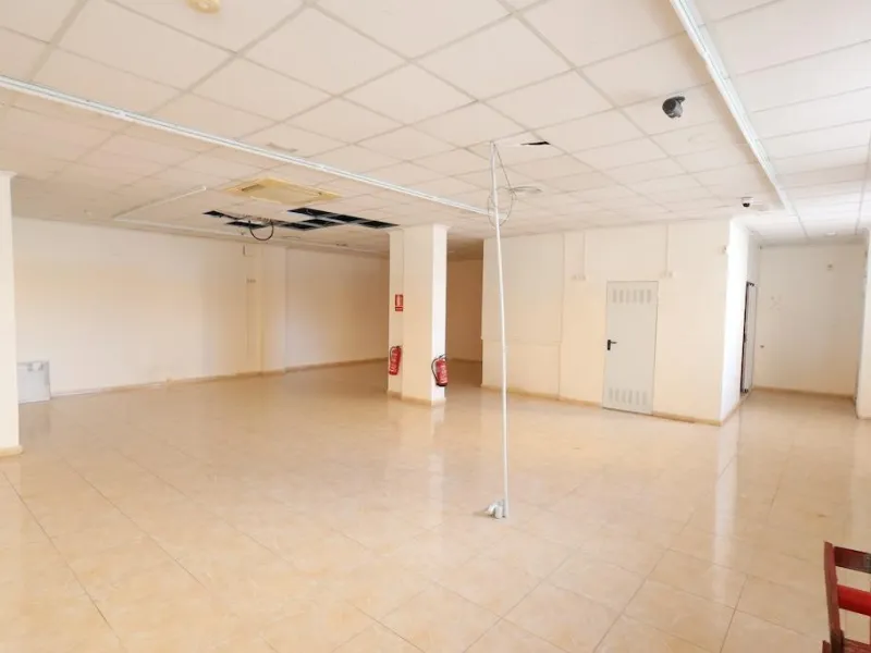 Commercial premises for sale in Torrevieja – Corner with great visibility and potential