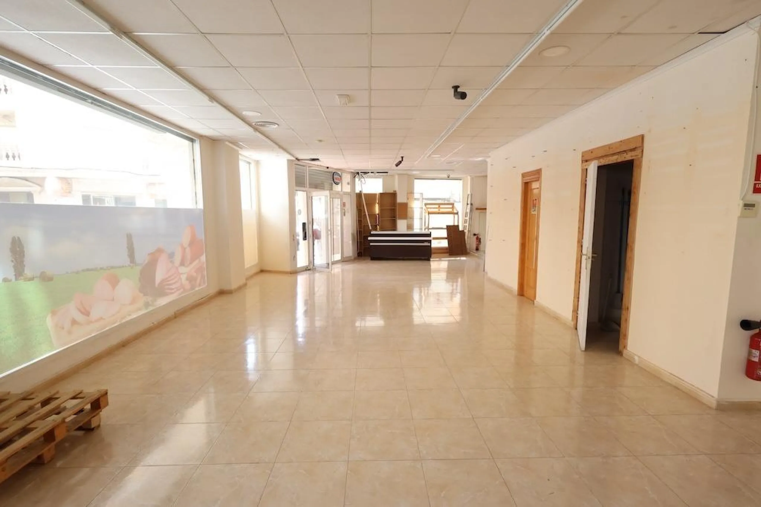 Commercial premises for sale in Torrevieja – Corner with great visibility and potential