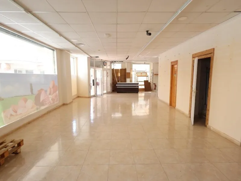 Commercial premises for sale in Torrevieja – Corner with great visibility and potential