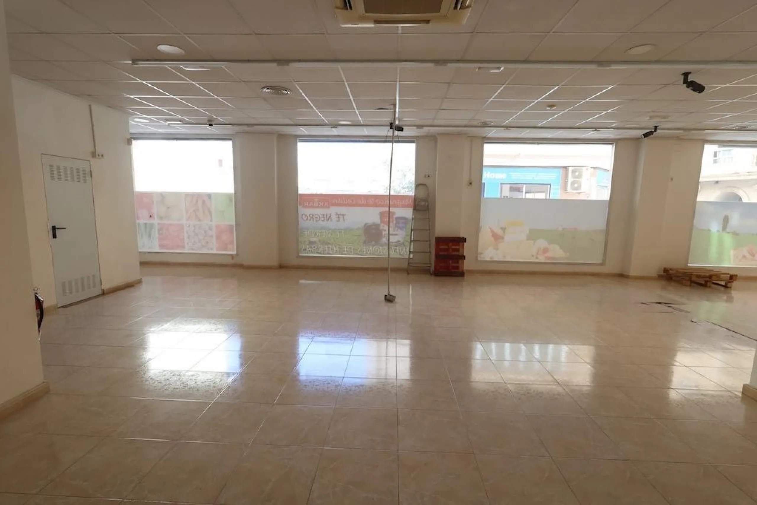 Commercial premises for sale in Torrevieja – Corner with great visibility and potential