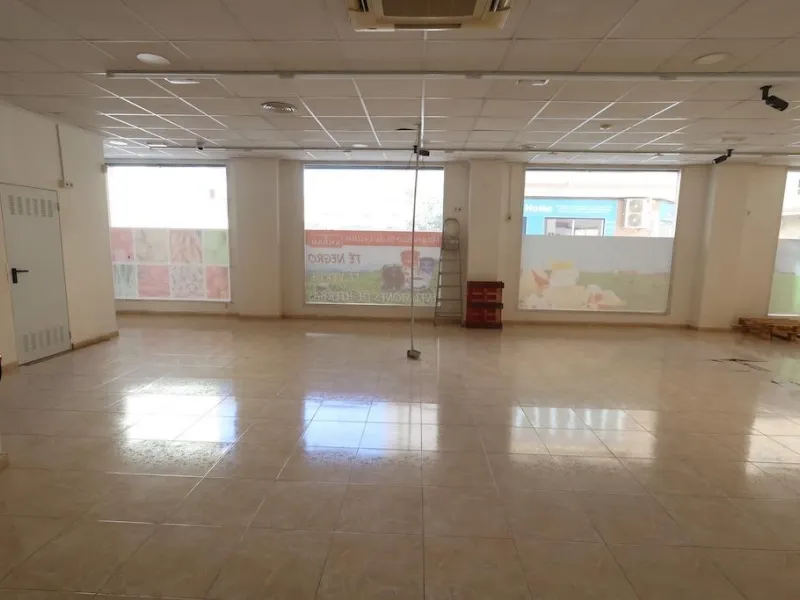 Commercial premises for sale in Torrevieja – Corner with great visibility and potential
