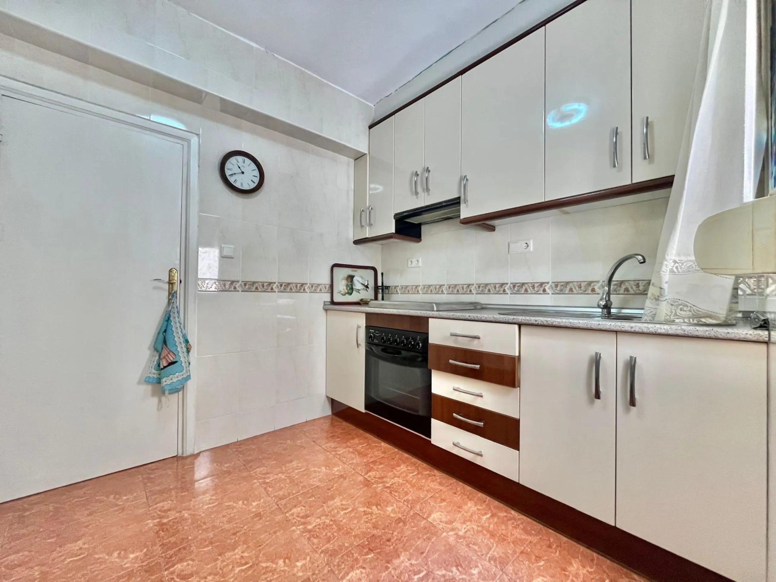 AMPLIO APARTAMENTO A 400 METROS DE PLAYA DEL CURA. 3 DORM. 1 BAÑO. 92 M2.