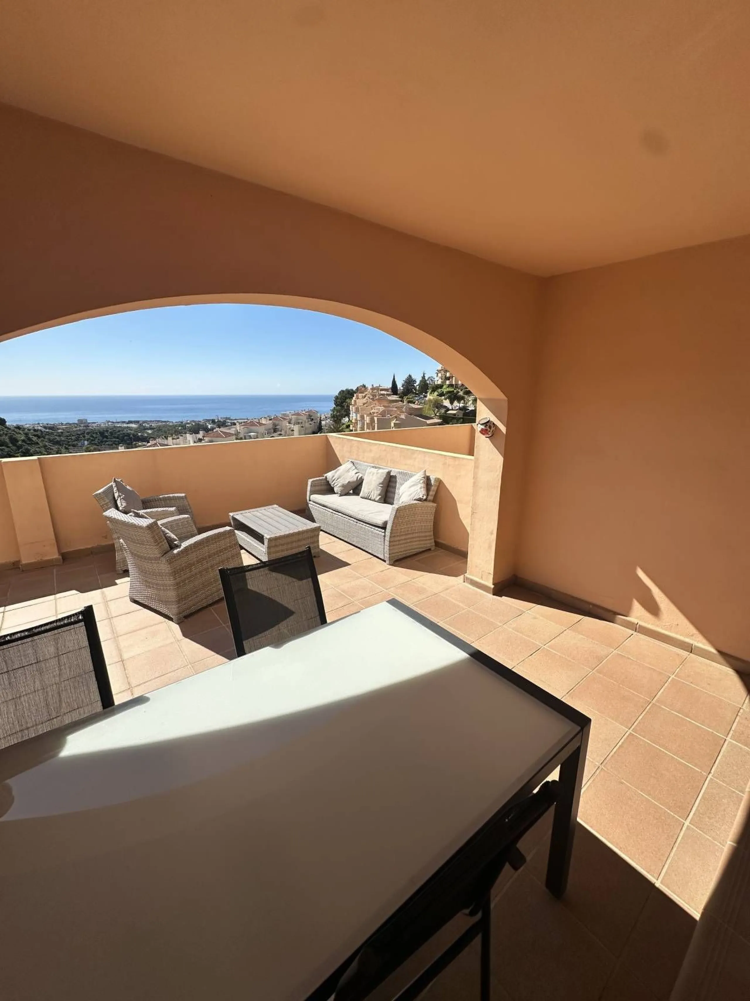 Atemberaubende 2-Zimmer-Wohnung mit Meerblick, privatem Tiefgaragenstellplatz und Abstellraum – Bellavista Hills 2, Calahonda – 349.000 €